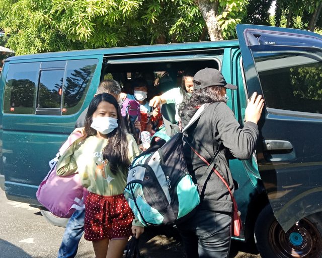 Niños de la Aldea de Lipá en Filipinas son evacuados por el volcán Niños de la Aldea de Lipá en Filipinas son evacuados por el volcán