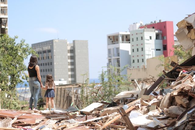 Madre e hija tras la explosión de Líbano.