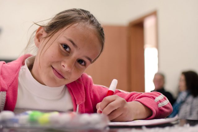 header-bienvenida-640×427 niña en la escuela